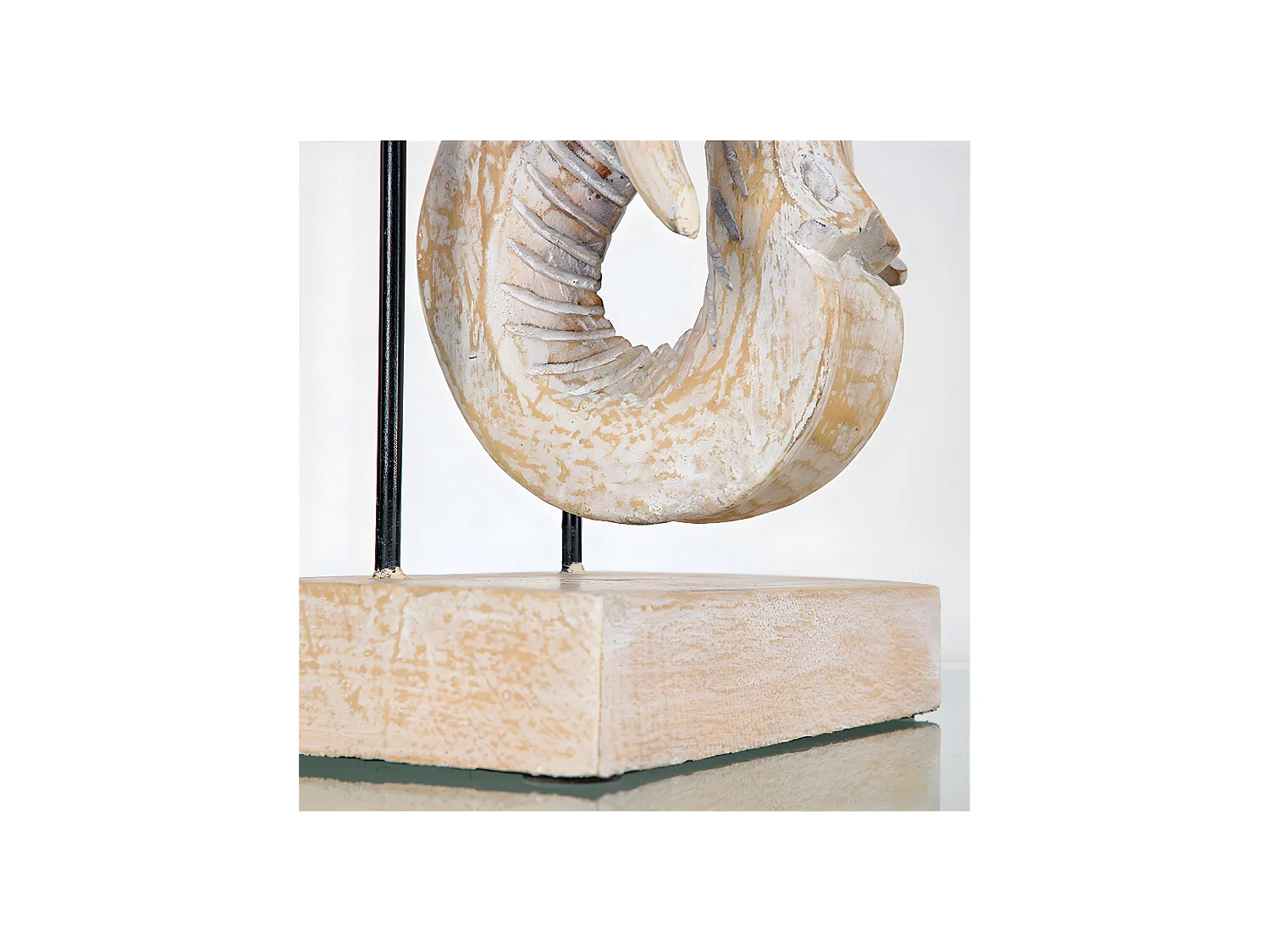 Cabeza de elefante nacarada con detalles dorados de madera mogambo