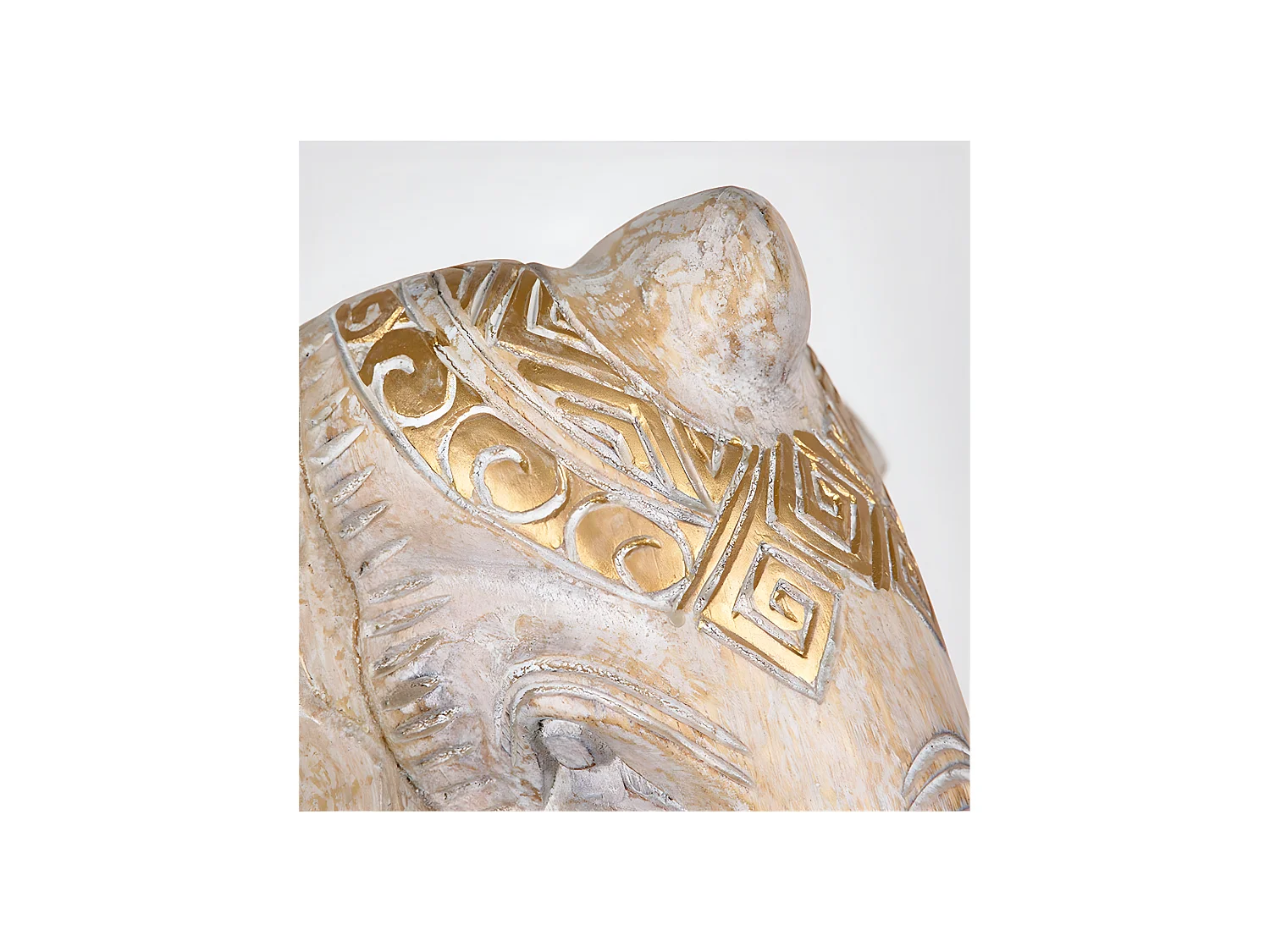 Cabeza de elefante nacarada con detalles dorados de madera mogambo