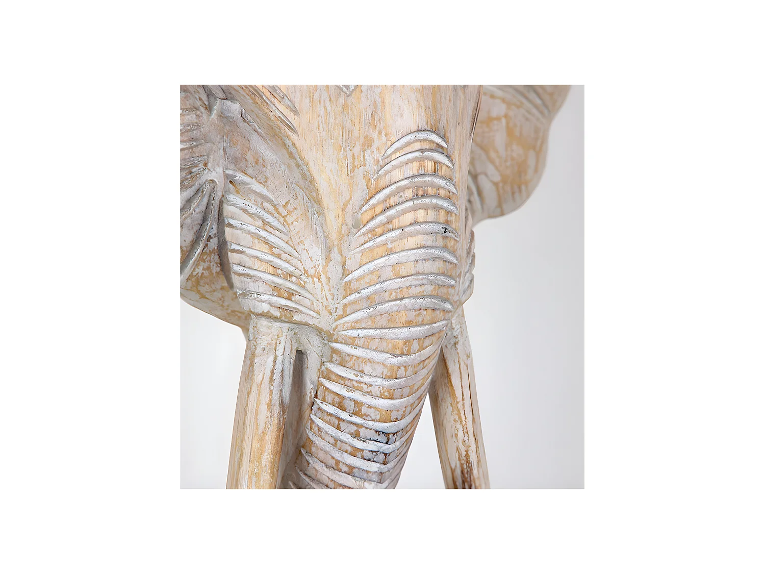 Cabeza de elefante nacarada con detalles dorados de madera mogambo