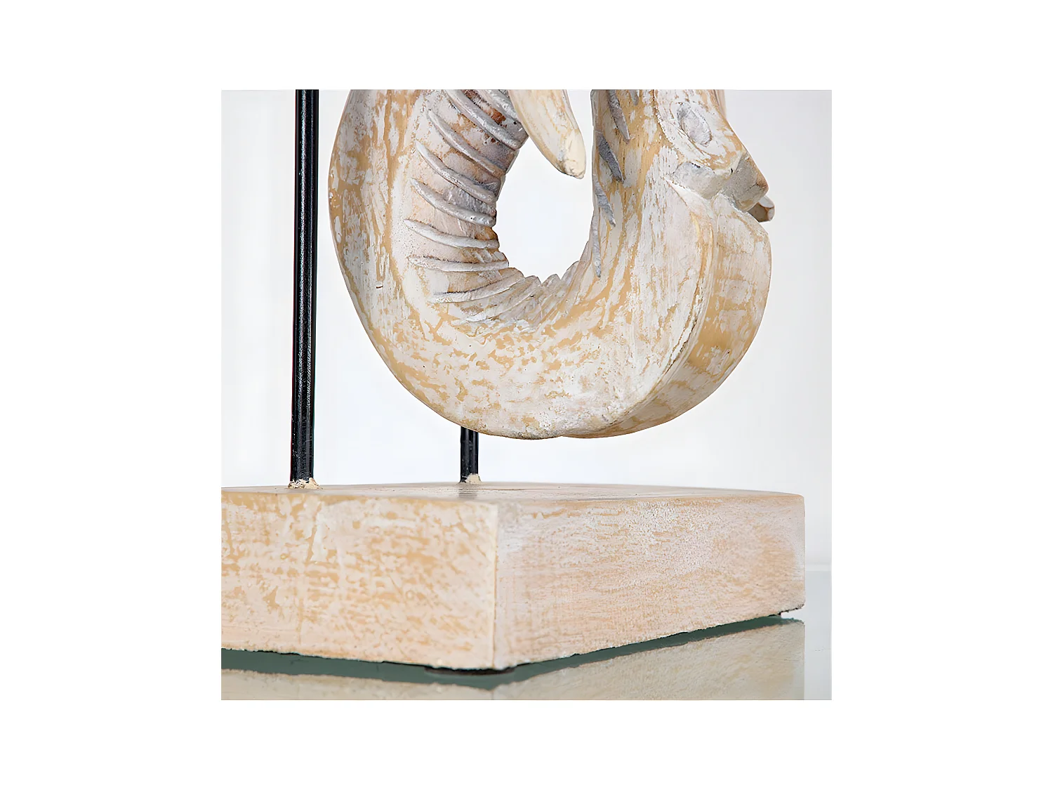 Cabeza de elefante nacarada con detalles dorados de madera mogambo