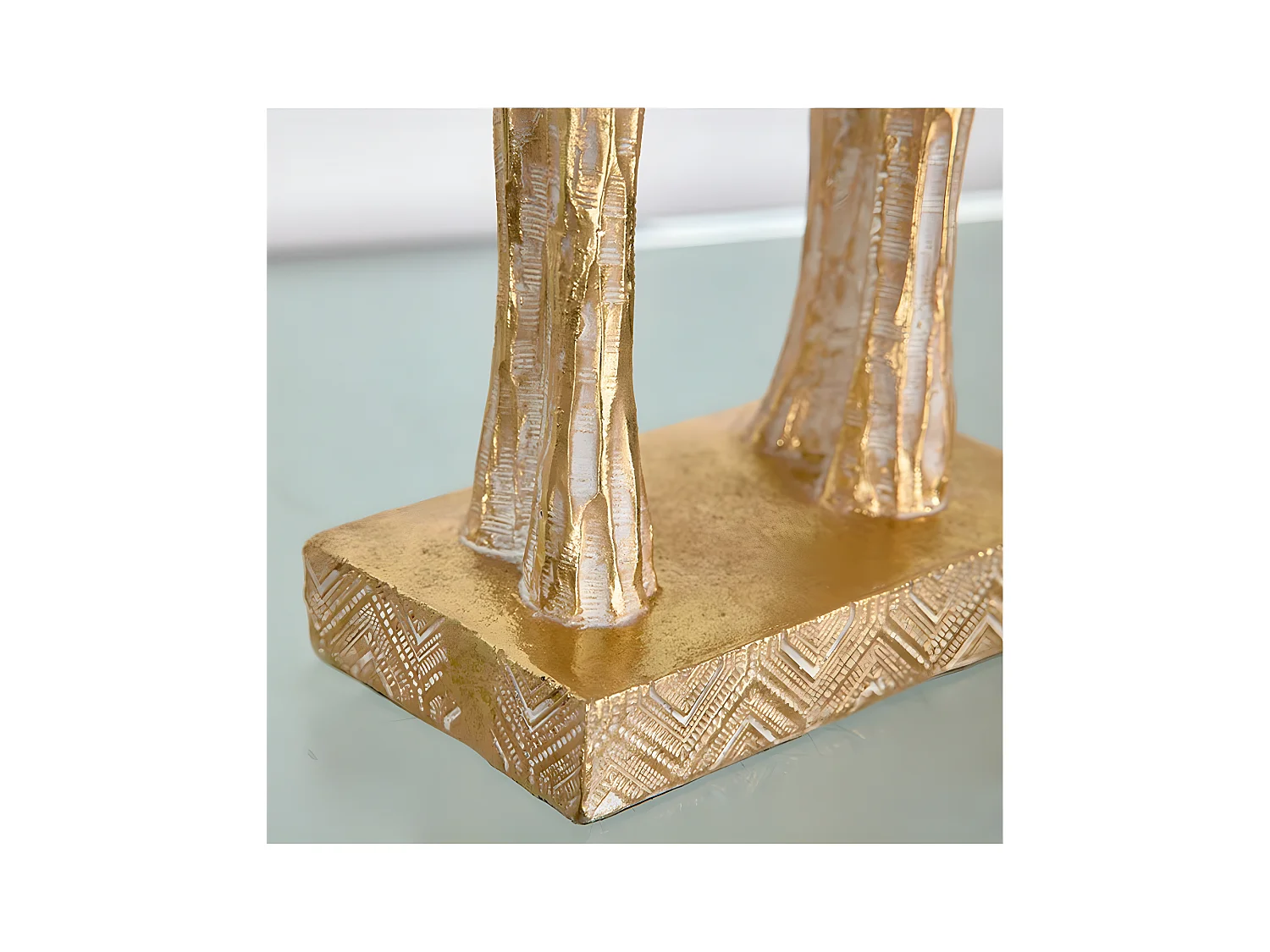 Jirafa 47cm de resina decorada en tonos dorados sabanah