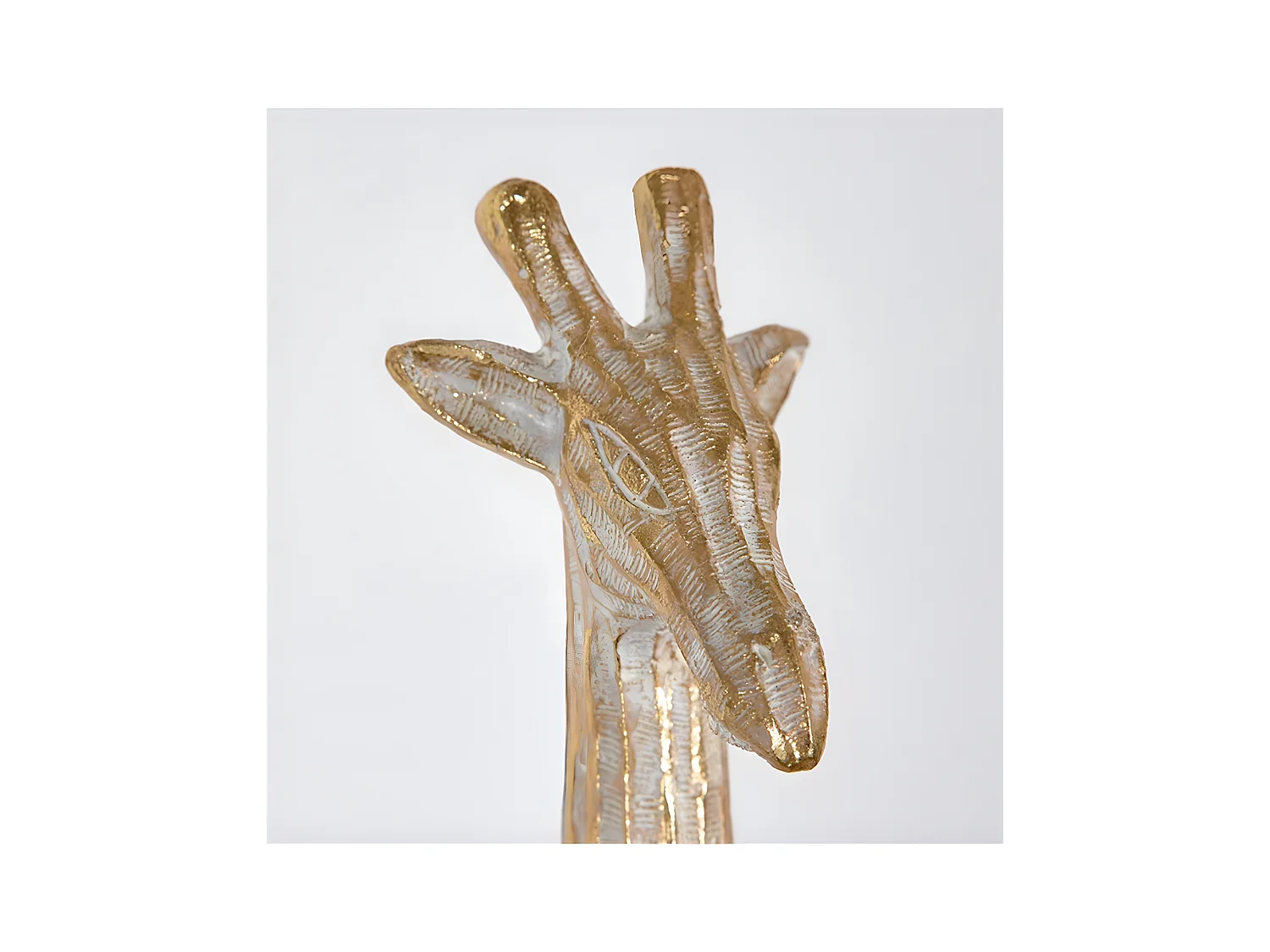 Jirafa 47cm de resina decorada en tonos dorados sabanah