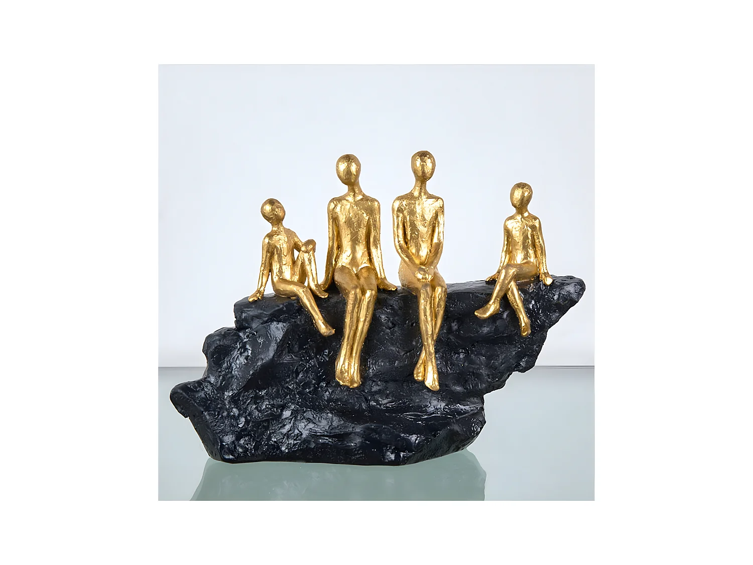 Figura familia 23*17 4 personas sobre roca negra silk