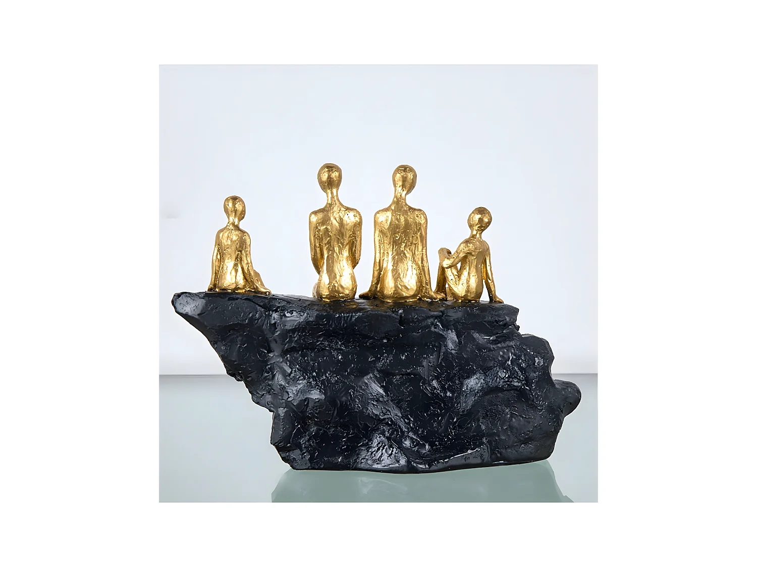 Figura familia 23*17 4 personas sobre roca negra silk