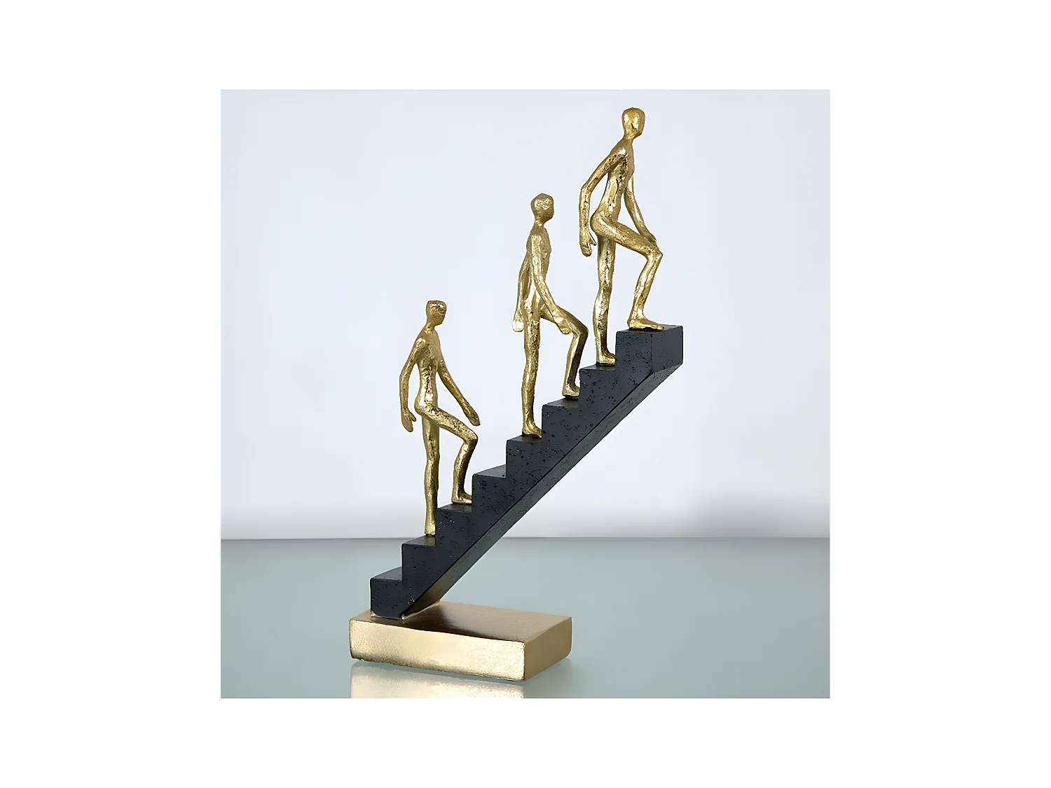 Figura escalera 3 personas 21.5*36 negro dorado dream