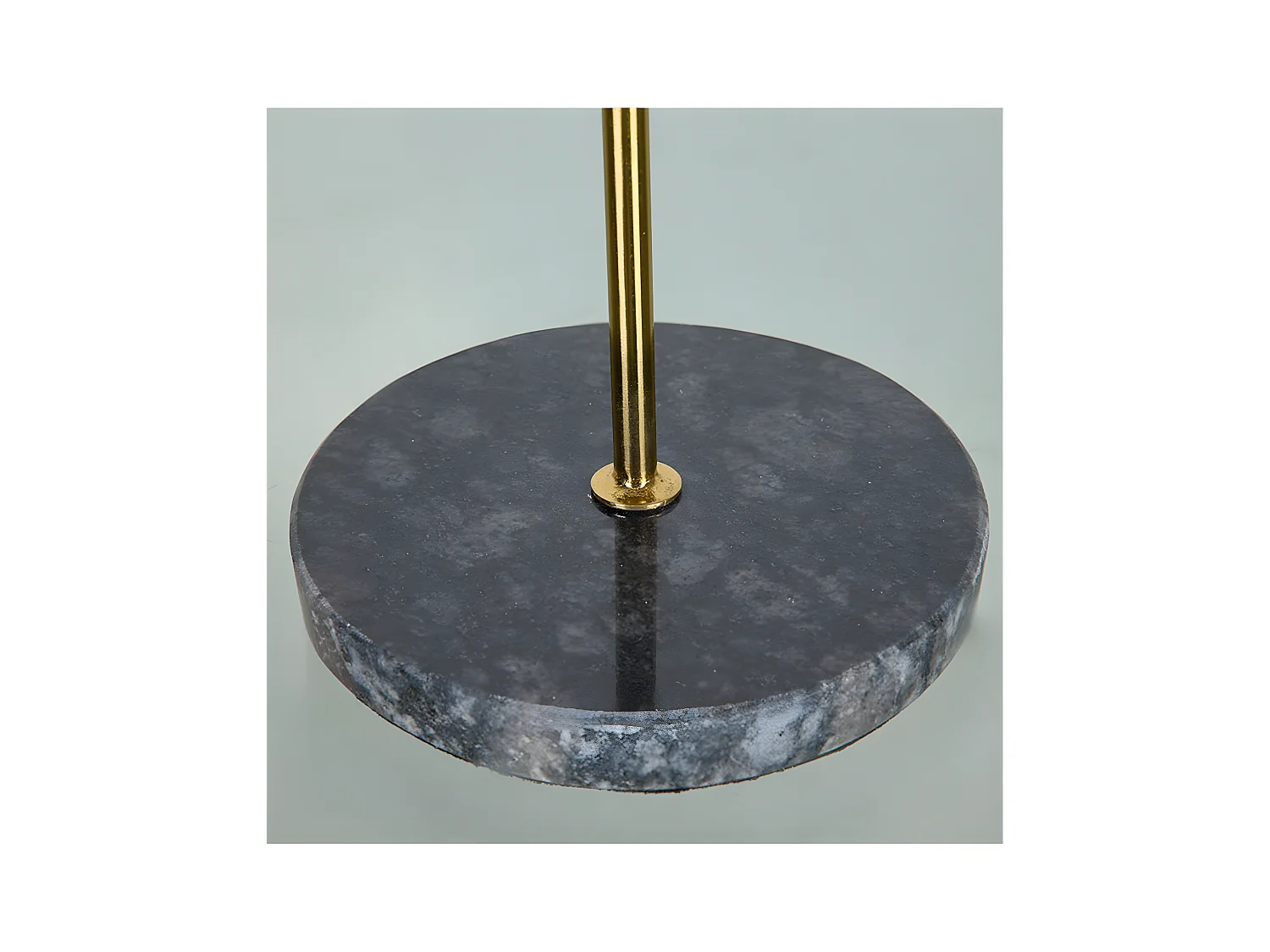 Ojo negro de metal dorado con base de marmol oraculo