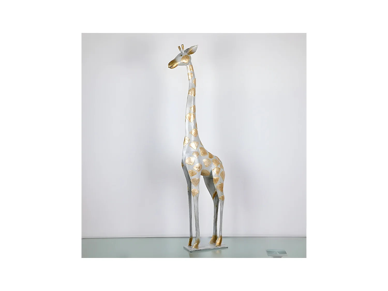 Figura decorativa de jirafa en metal con nacar pintada en tonos beige mogambo