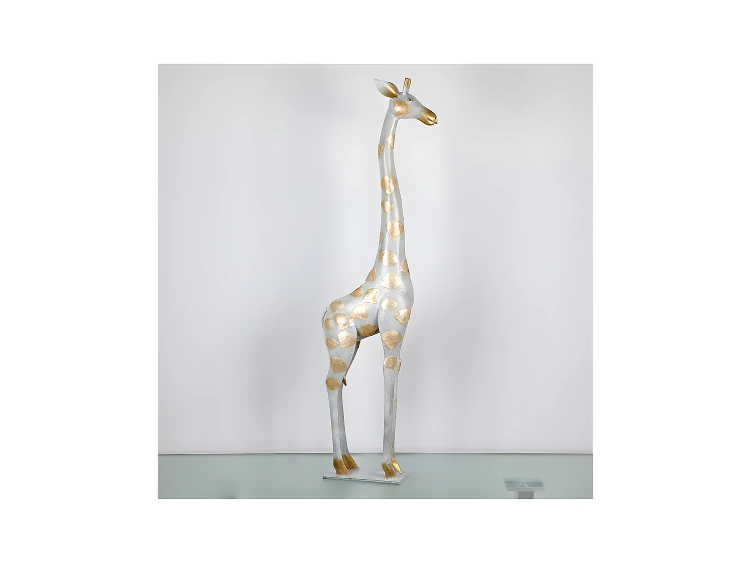 Figura decorativa de jirafa en metal con nacar pintada en tonos beige mogambo