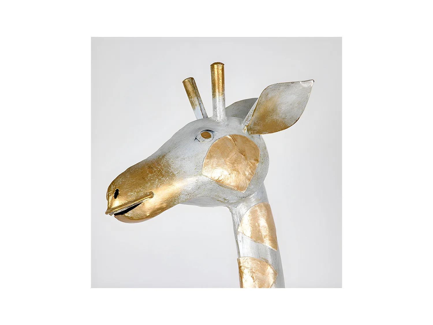 Figura decorativa de jirafa en metal con nacar pintada en tonos beige mogambo