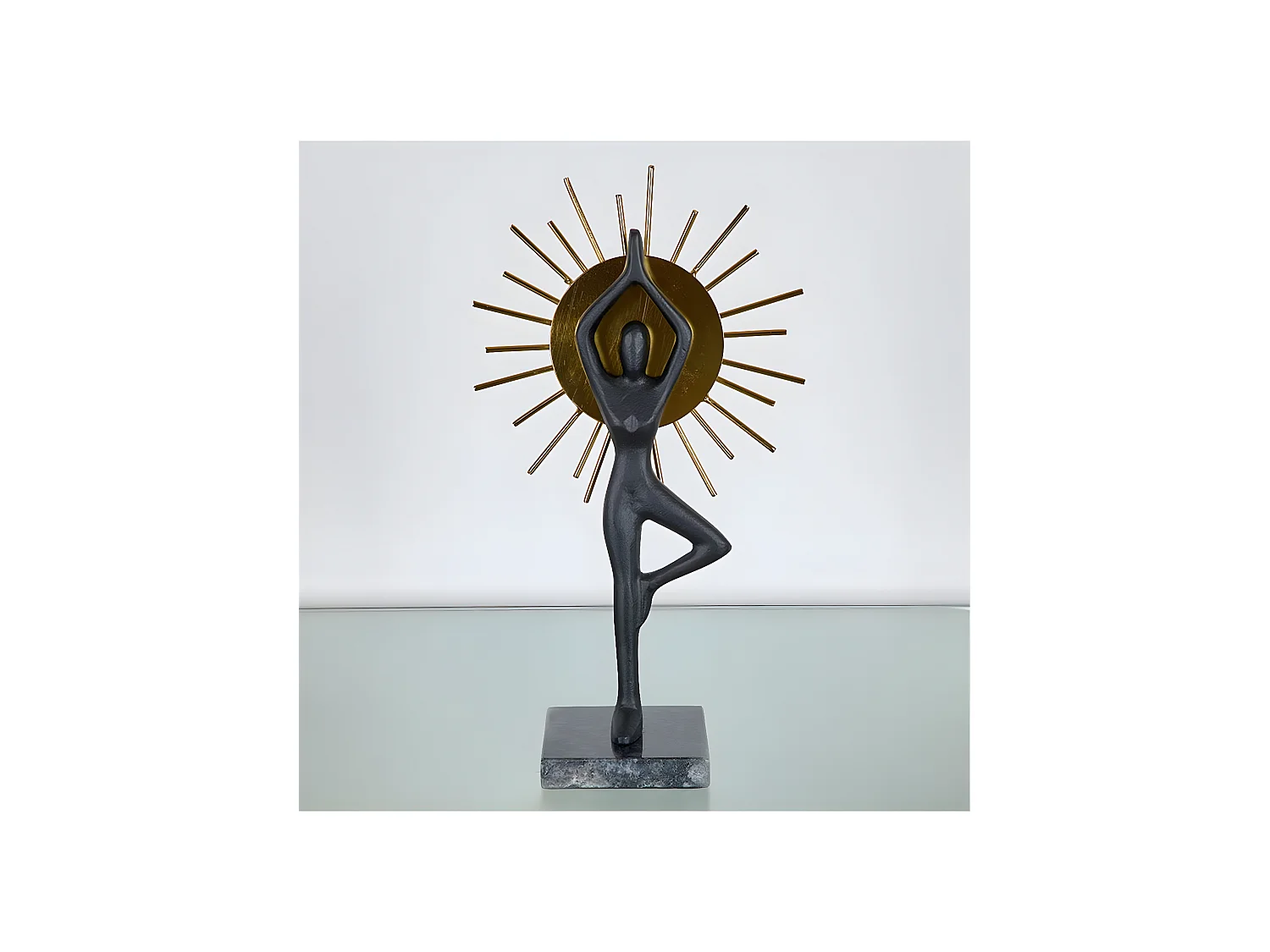 Figura de yoga de diseño sol en metal negro y dorado asana