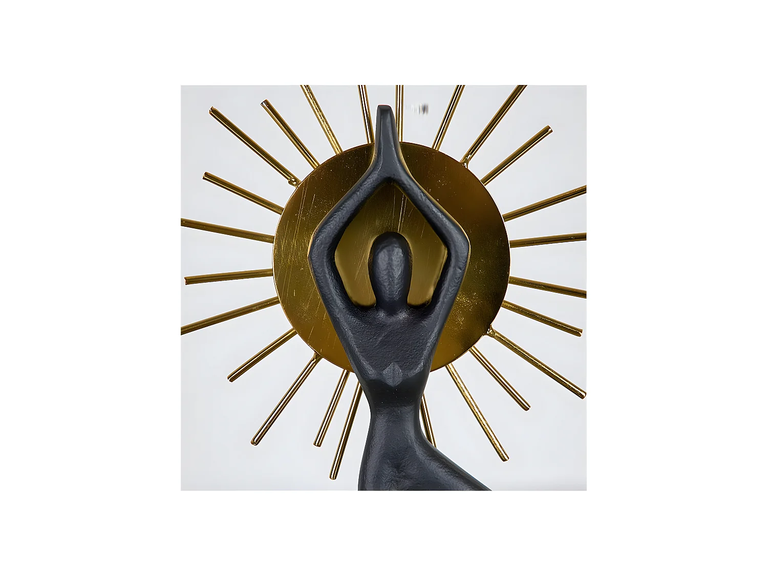 Figura de yoga de diseño sol en metal negro y dorado asana