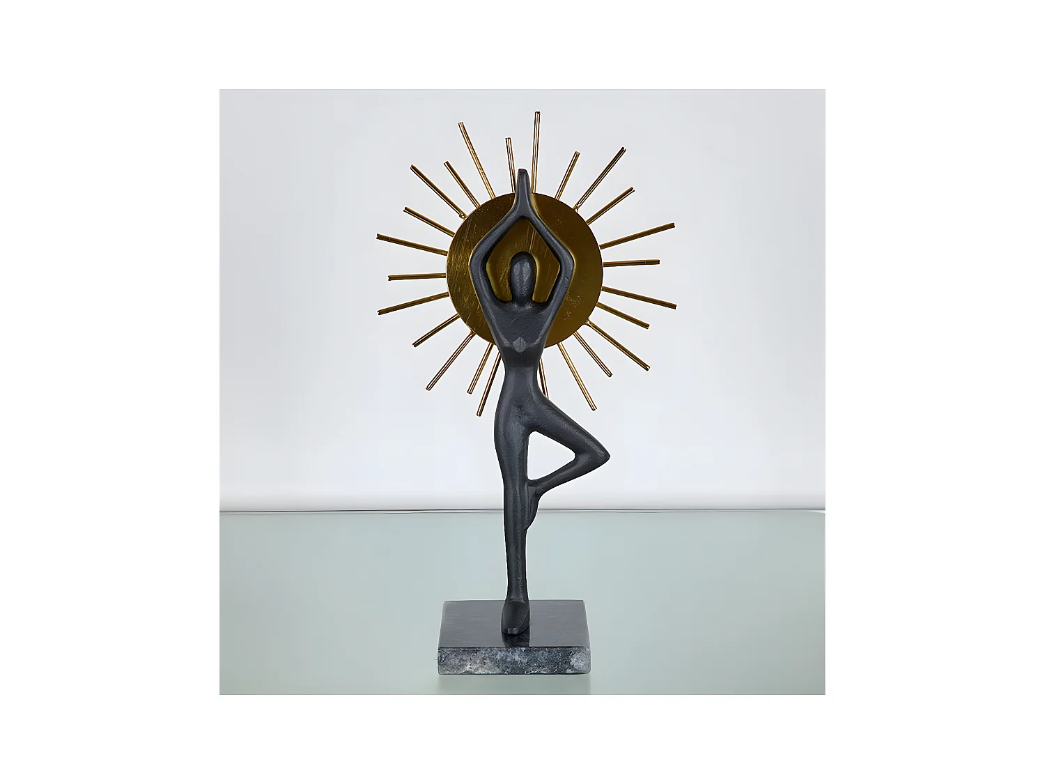 Figura de yoga de diseño sol en metal negro y dorado asana
