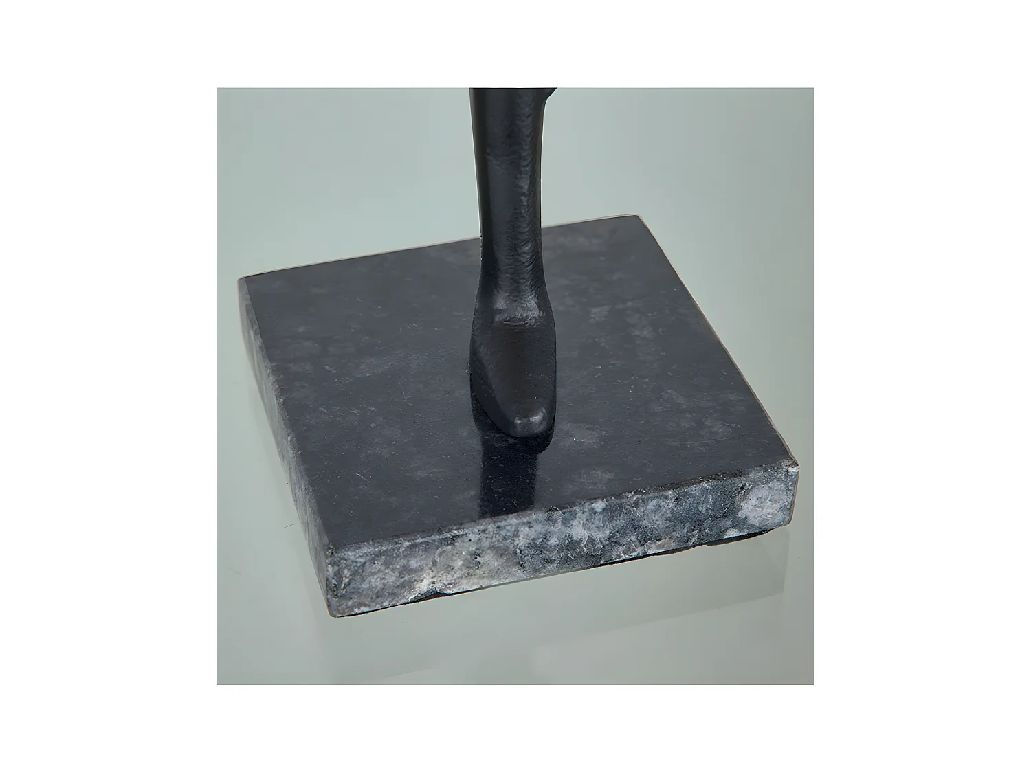 Figura de yoga de diseño sol en metal negro y dorado asana