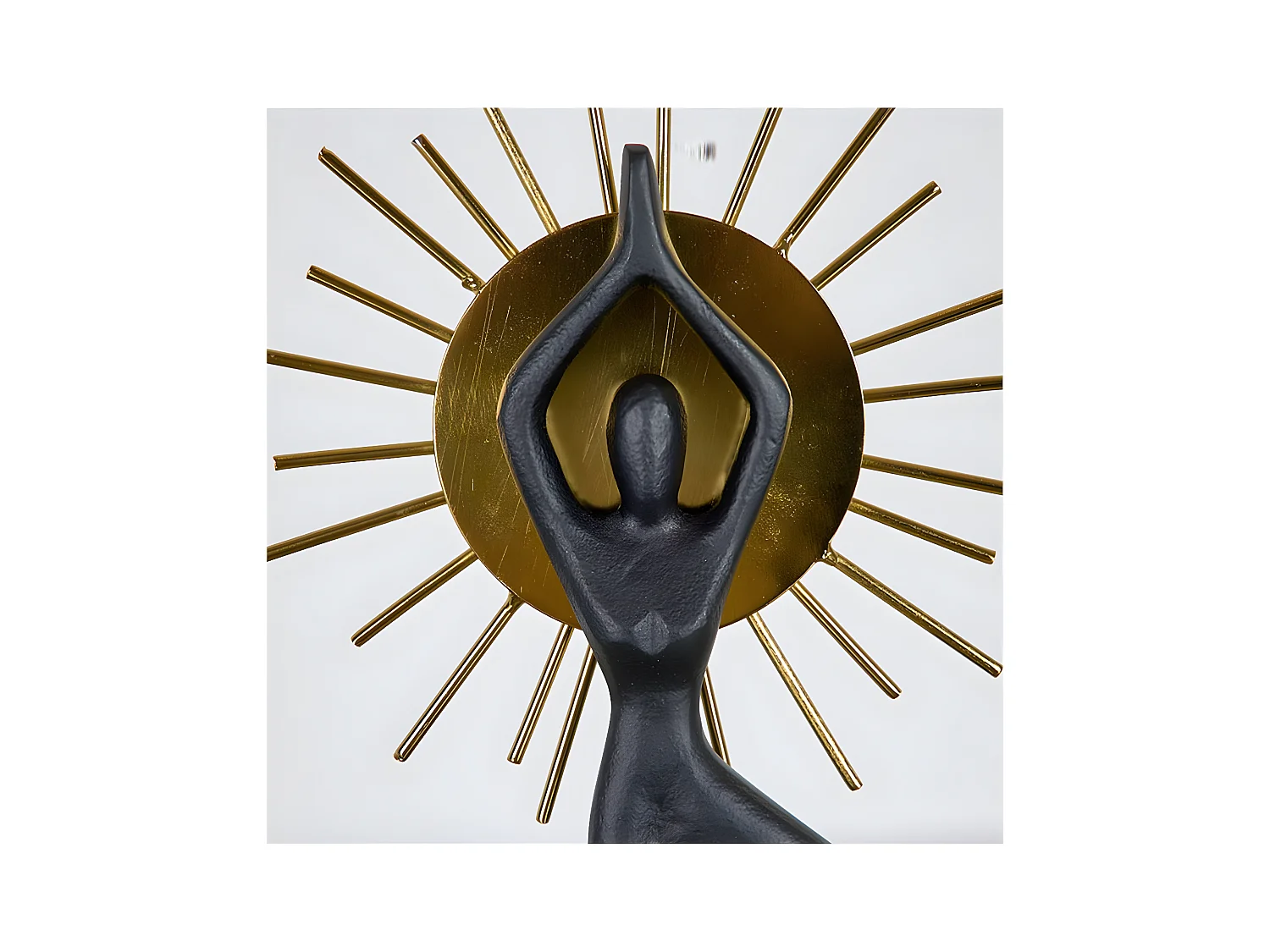 Figura de yoga de diseño sol en metal negro y dorado asana