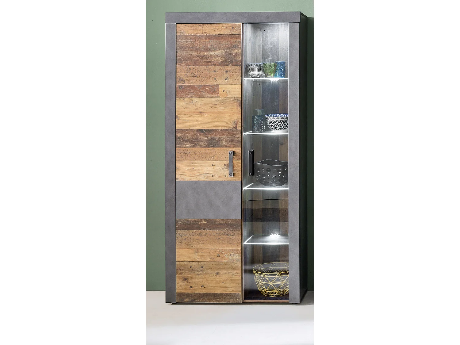 Irina vitrinekast 2 deuren, incl verlichting op glazen planken, grijs Matera, Old Wood decor.