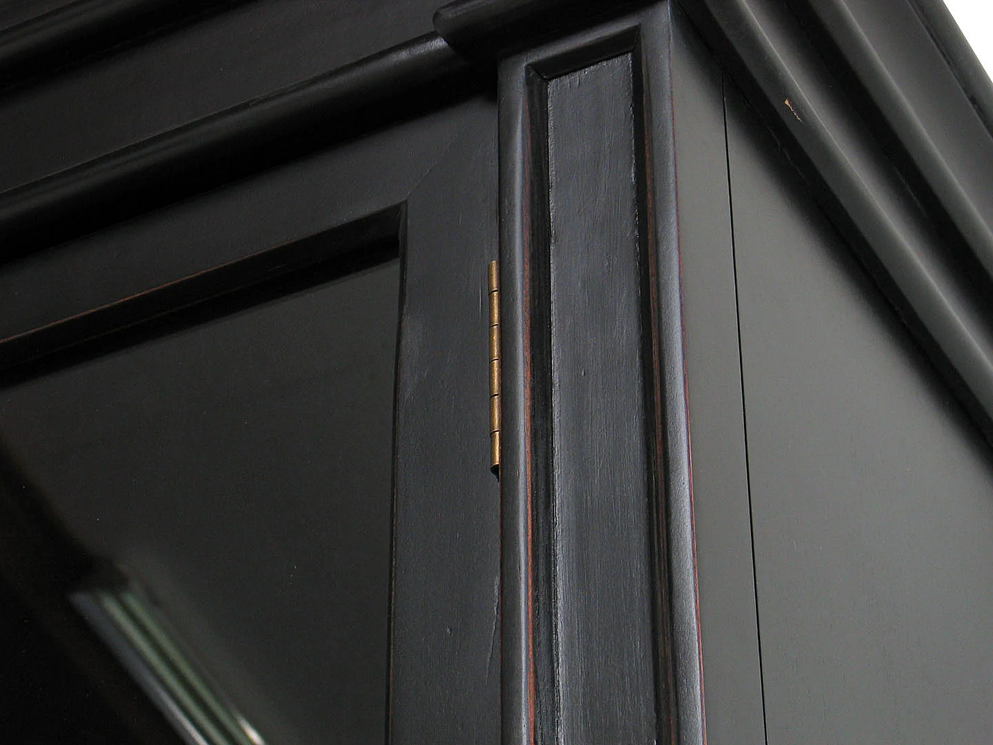 Amaretta Vitrine 2 portes largeur 110 cm, hauteur 200 cm, vintage patiné noir.