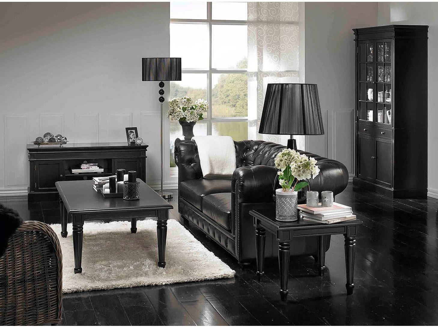 Amaretta Vitrine 2 portes largeur 110 cm, hauteur 200 cm, vintage patiné noir.