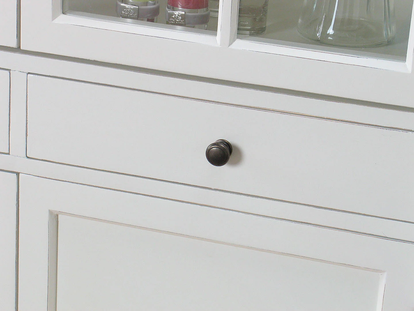 Amaretta Vitrines 2 portes, vieux blanc, vintage patiné, largeur 110 cm, hauteur 200 cm.