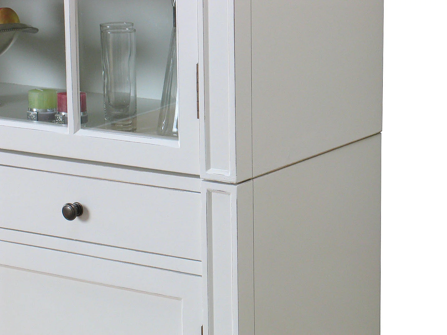 Amaretta Vitrines 2 portes, vieux blanc, vintage patiné, largeur 110 cm, hauteur 200 cm.