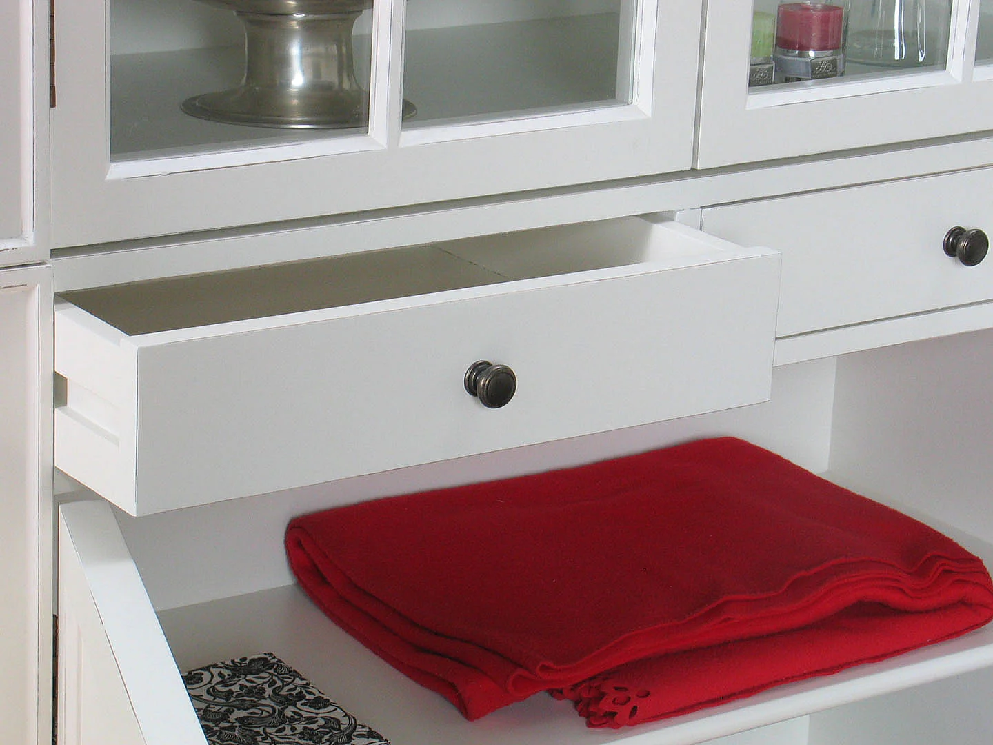 Amaretta Vitrines 2 portes, vieux blanc, vintage patiné, largeur 110 cm, hauteur 200 cm.