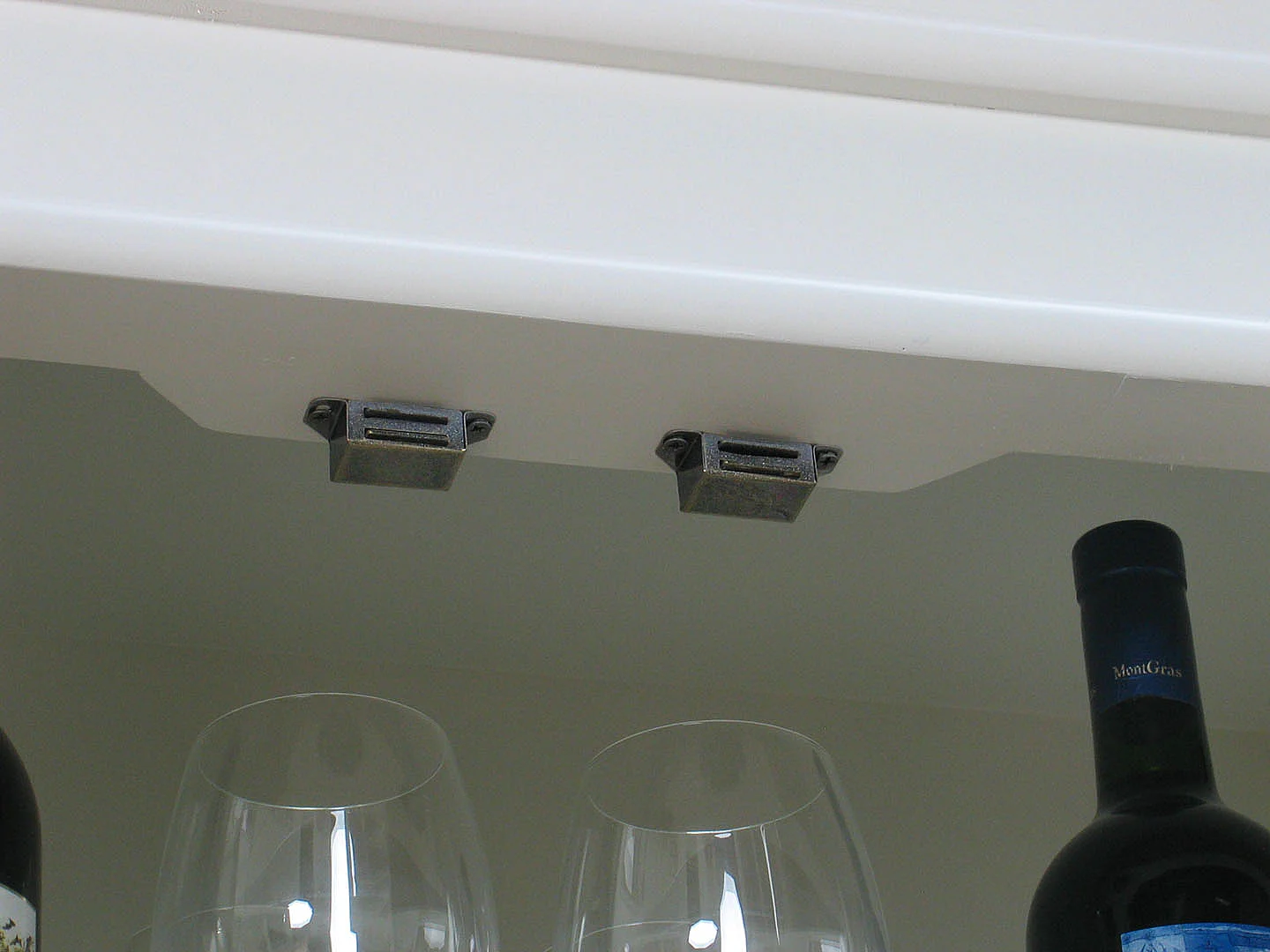 Amaretta Vitrines 2 portes, vieux blanc, vintage patiné, largeur 110 cm, hauteur 200 cm.