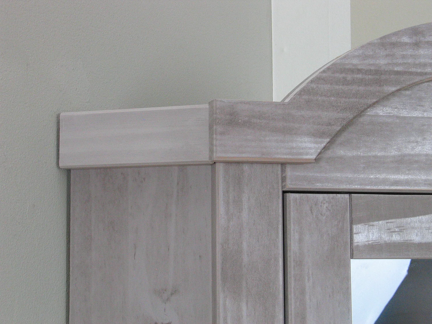 New Mexico Armoire d'angle Mexico avec 1 porte vitrée et 2 tiroirs, en gris.