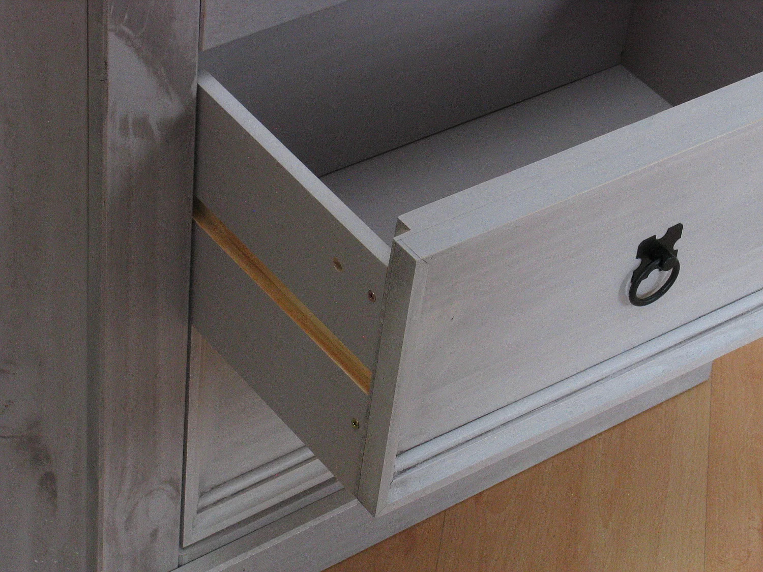 New Mexico Armoire d'angle Mexico avec 1 porte vitrée et 2 tiroirs, en gris.