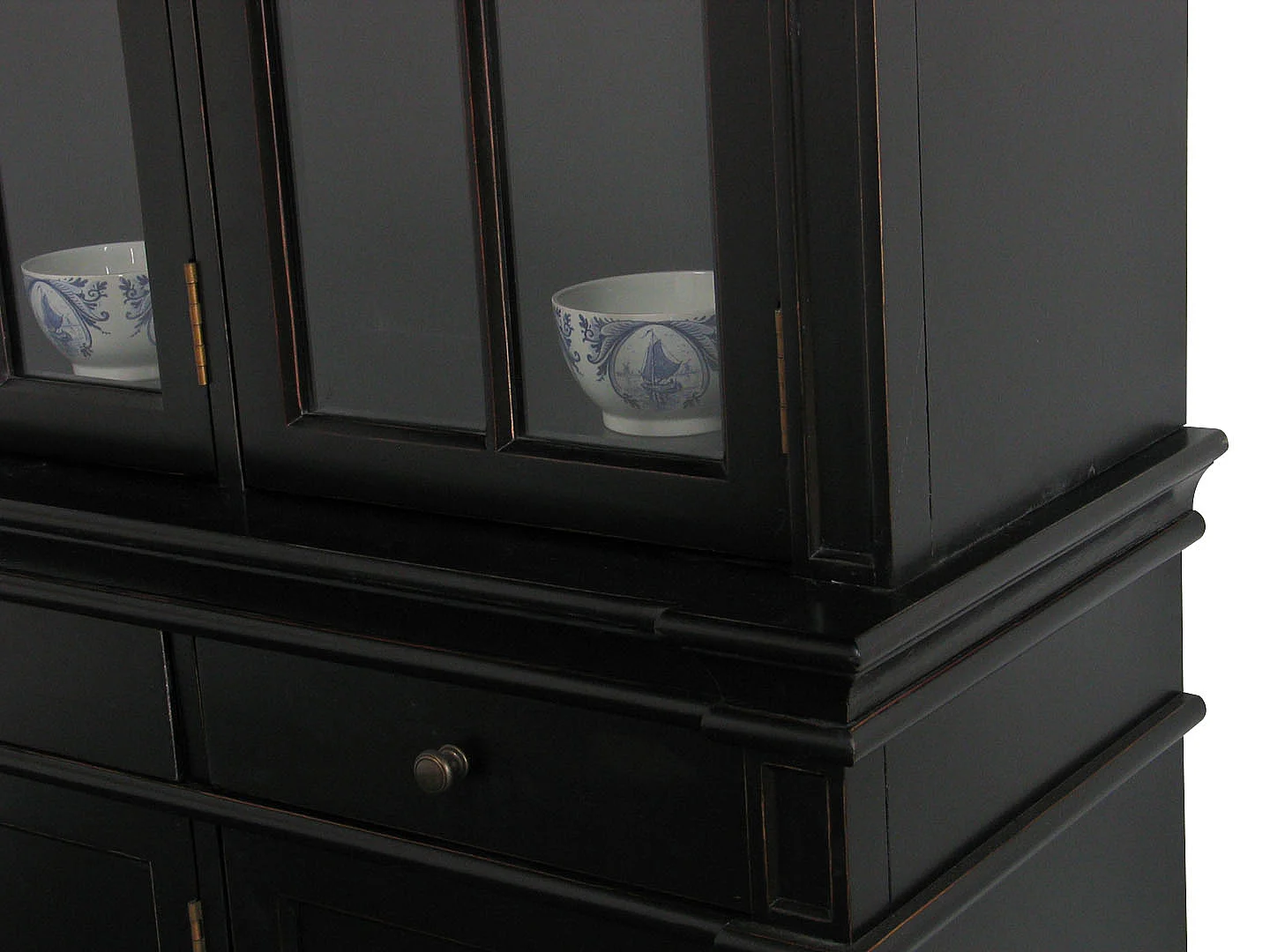 Amaretta 3-Türige Vitrine schwarz. Antik patiniert. Breite 142 cm, Höhe 200 cm.