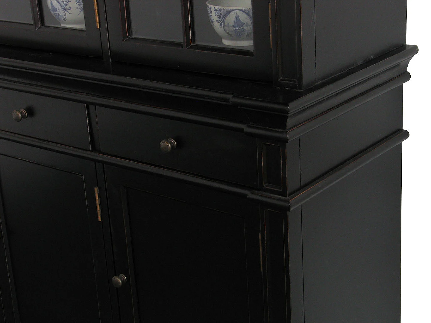 Amaretta 3-Türige Vitrine schwarz. Antik patiniert. Breite 142 cm, Höhe 200 cm.