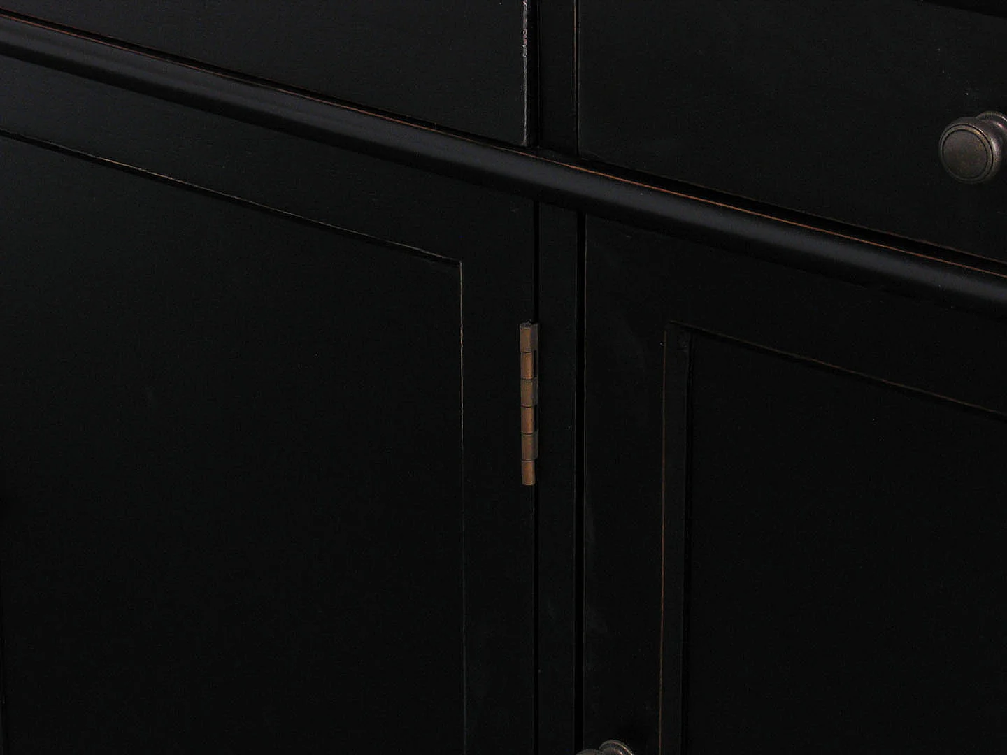 Amaretta 3-Türige Vitrine schwarz. Antik patiniert. Breite 142 cm, Höhe 200 cm.