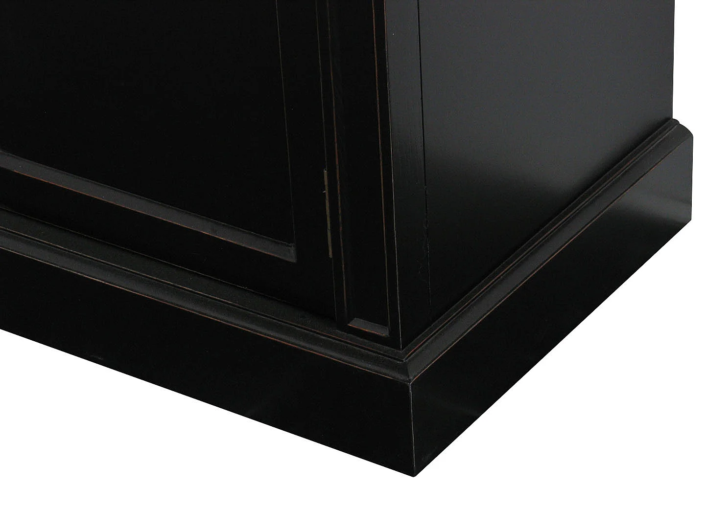 Amaretta 3-Türige Vitrine schwarz. Antik patiniert. Breite 142 cm, Höhe 200 cm.