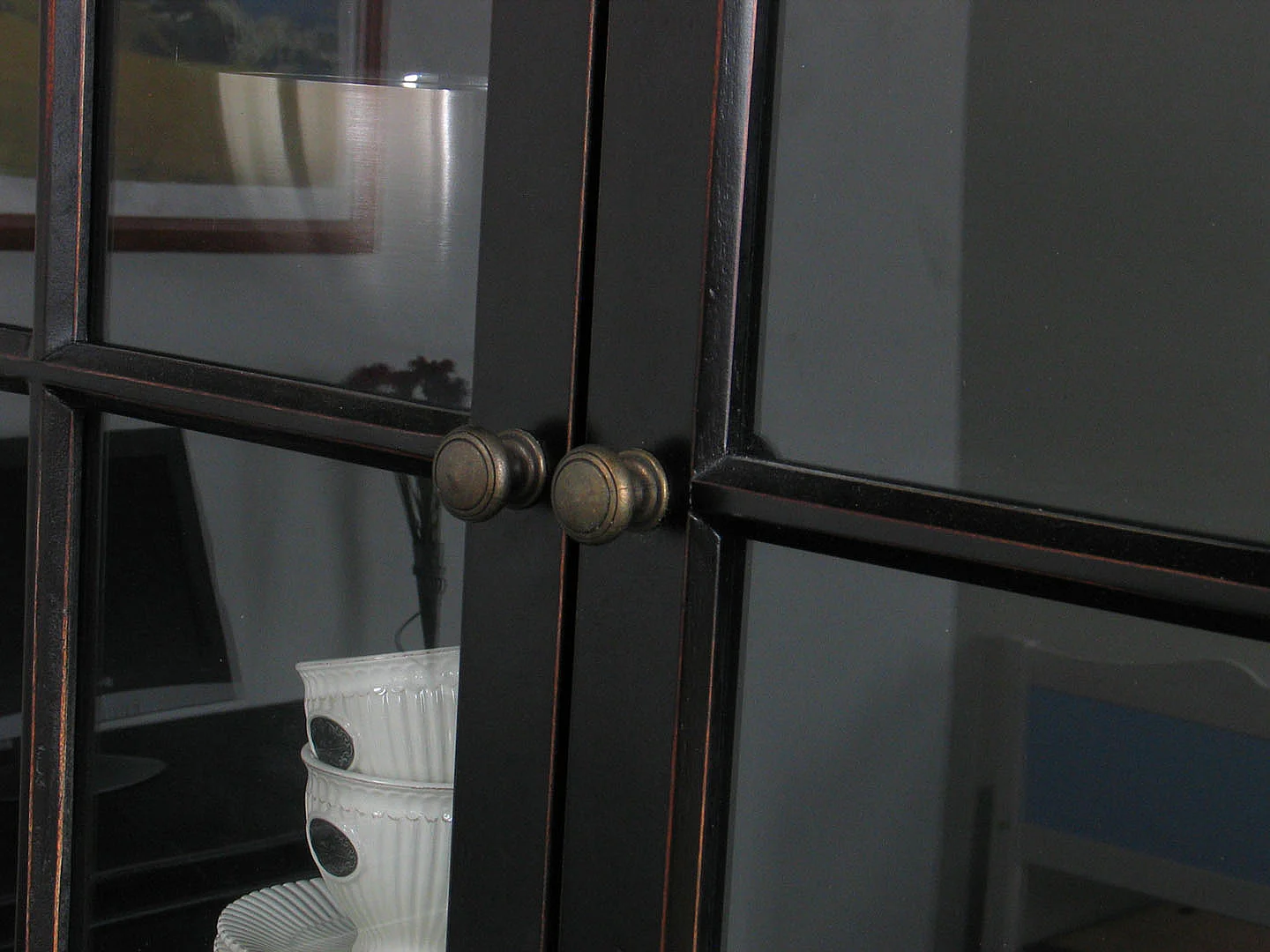 Amaretta 3-Türige Vitrine schwarz. Antik patiniert. Breite 142 cm, Höhe 200 cm.