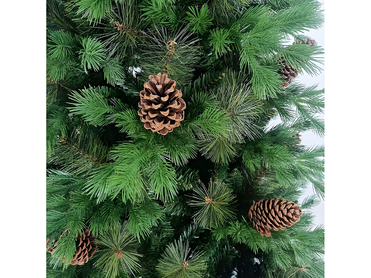 Sapin de Noël Otawa Vert Thinia Home - Décoration Traditionnelle pour les Fêtes de Fin d'Année