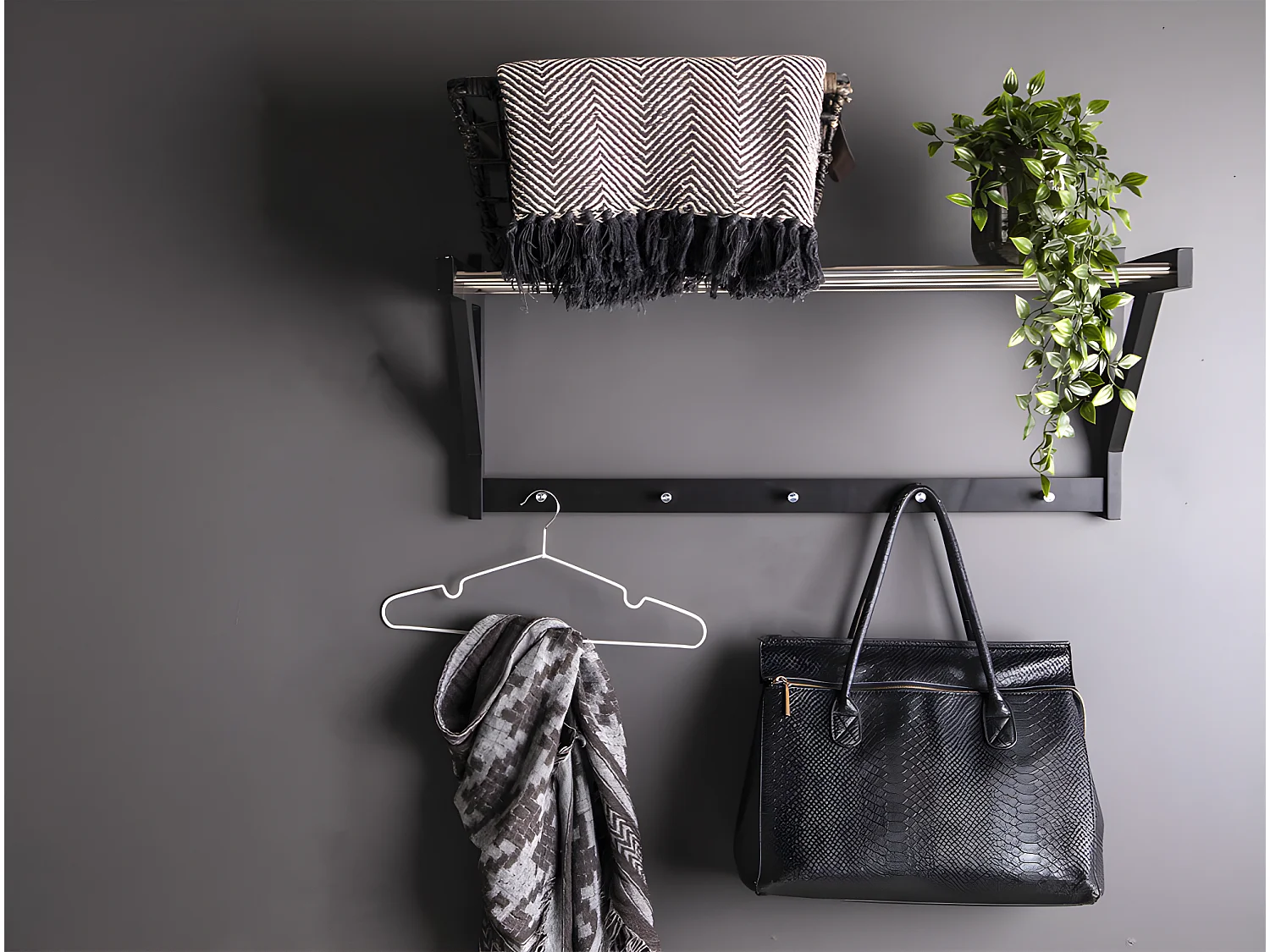 Paige Wandgarderobe schwarz.