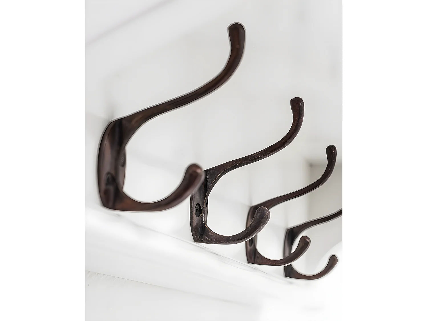 Halifax Armoire murale 6 crochets et 1 porte-chapeau laqué blanc.