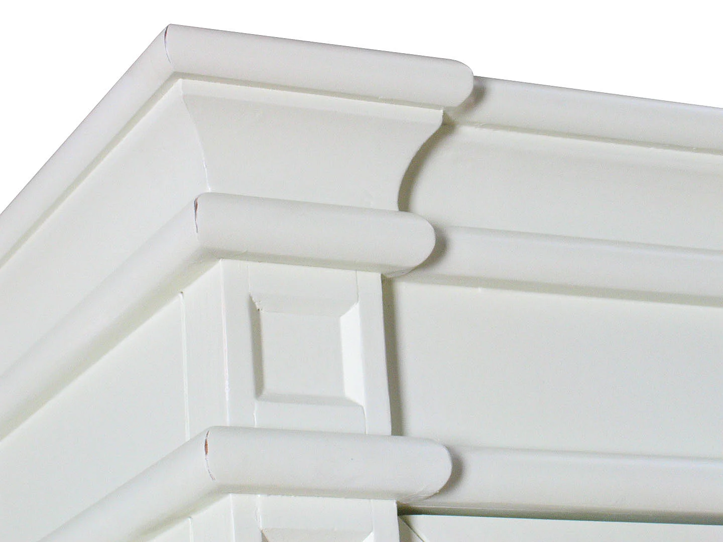 Amaretta 4 türiger Vitrinenschrank antik weiss, antik patiniert. Breite 186 cm, Höhe 200 cm.