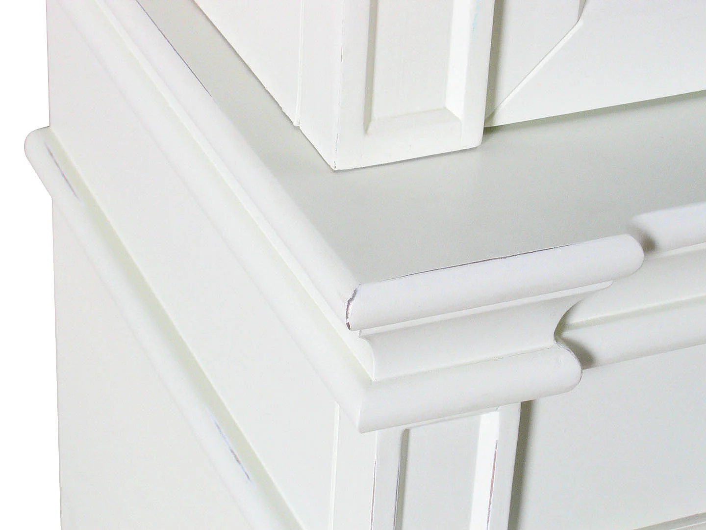 Amaretta 4 türiger Vitrinenschrank antik weiss, antik patiniert. Breite 186 cm, Höhe 200 cm.