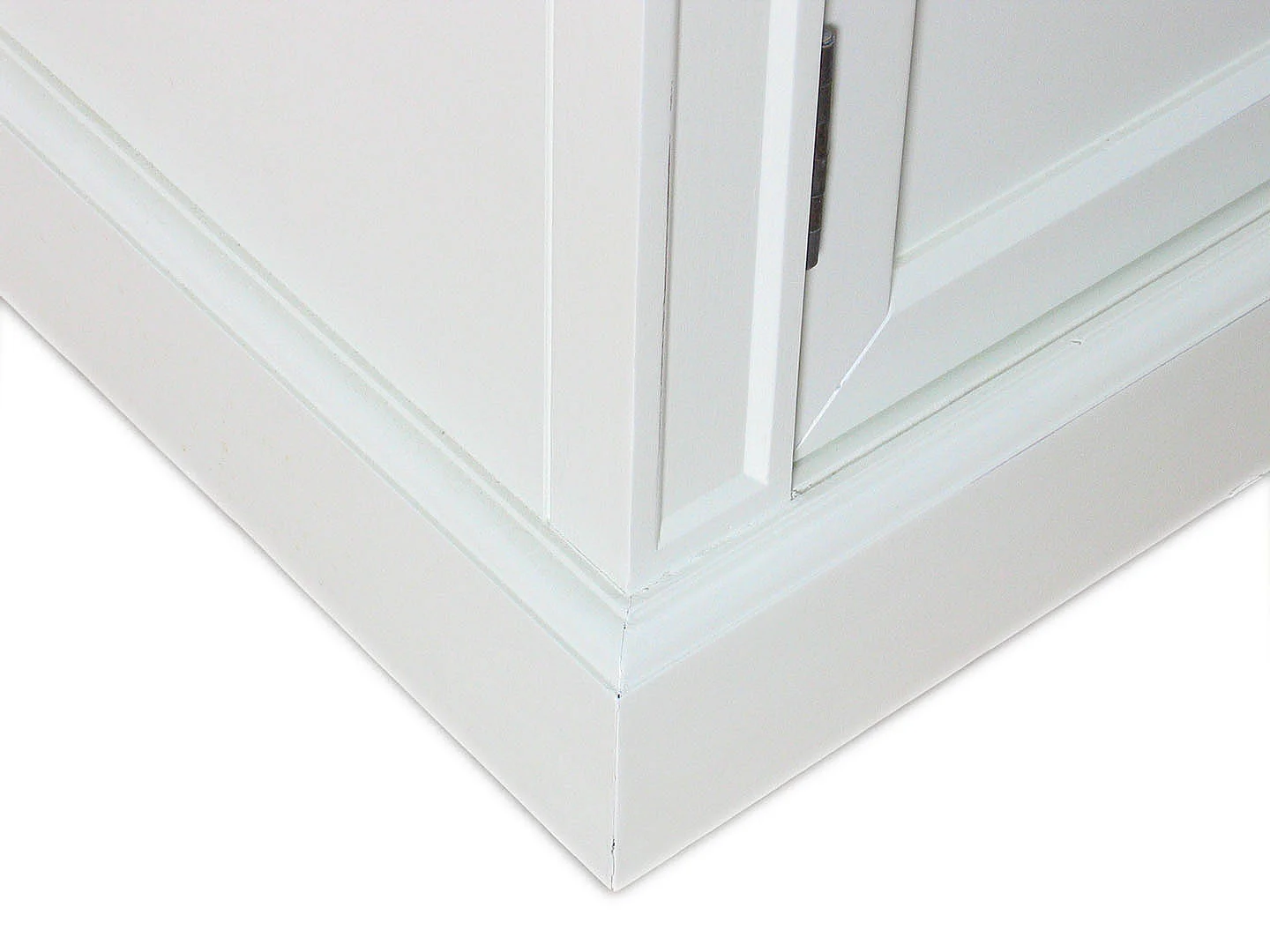 Amaretta 4 türiger Vitrinenschrank antik weiss, antik patiniert. Breite 186 cm, Höhe 200 cm.