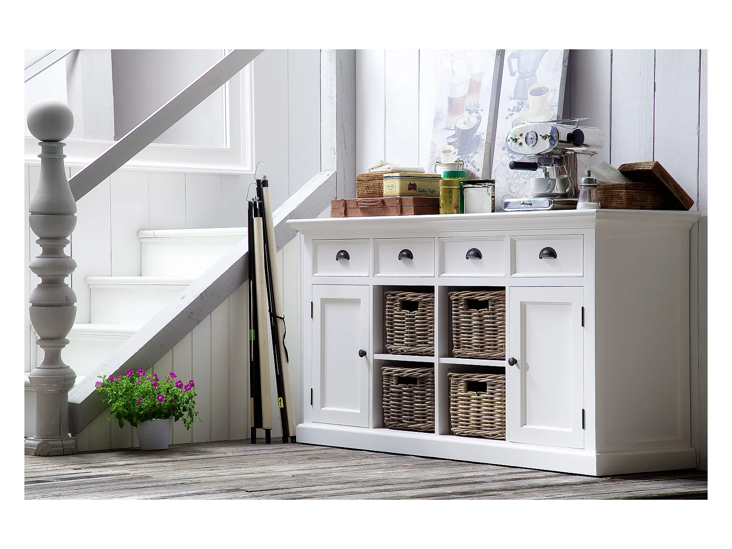 Halifax dressoir met 2 deuren, 4 rotan manden en 4 lades, in wit.