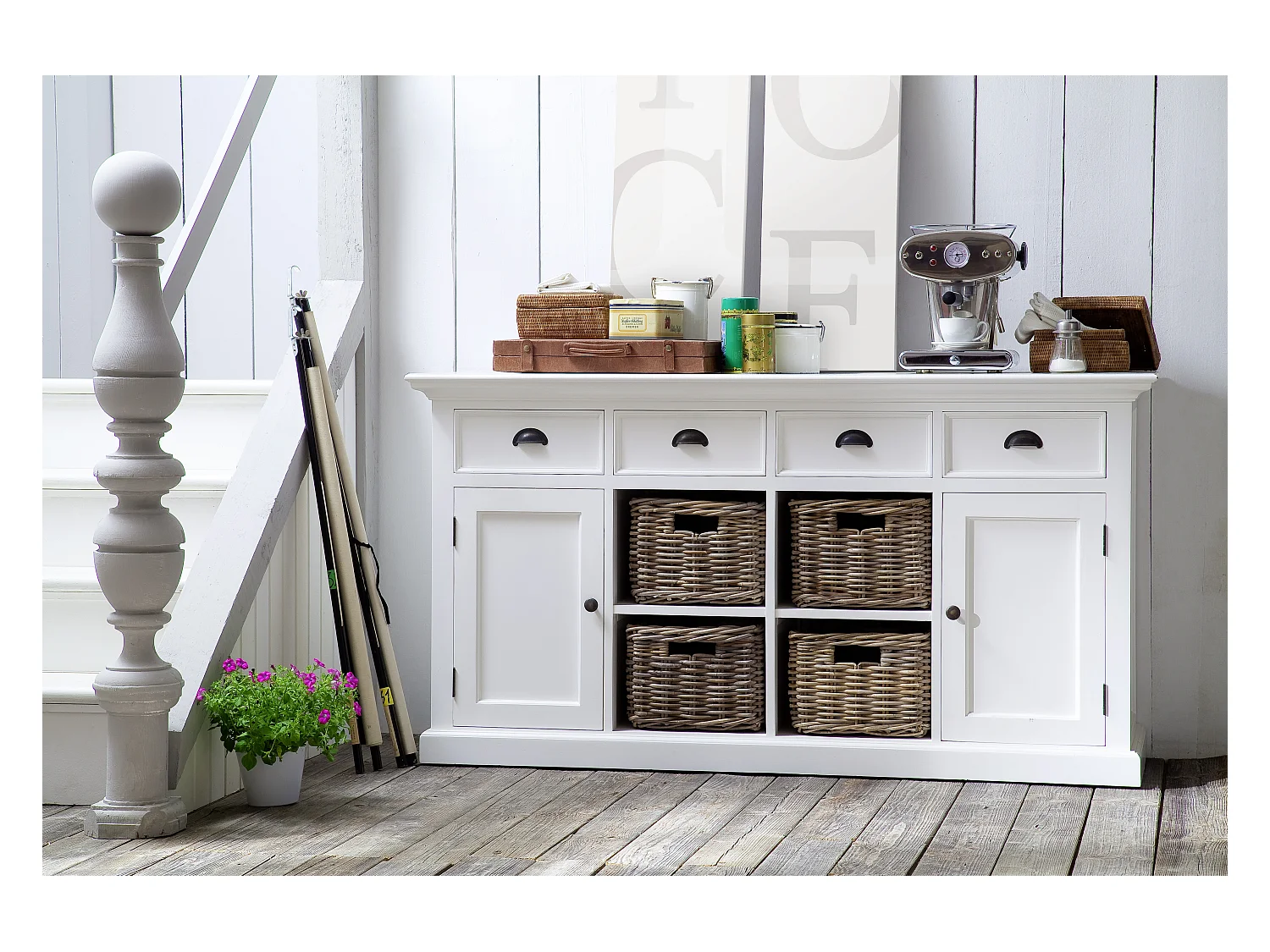 Halifax dressoir met 2 deuren, 4 rotan manden en 4 lades, in wit.