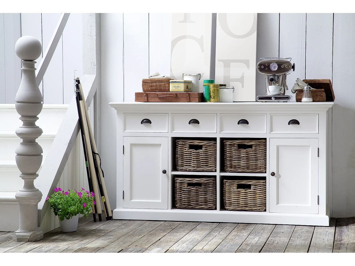 Halifax dressoir met 2 deuren, 4 rotan manden en 4 lades, in wit.