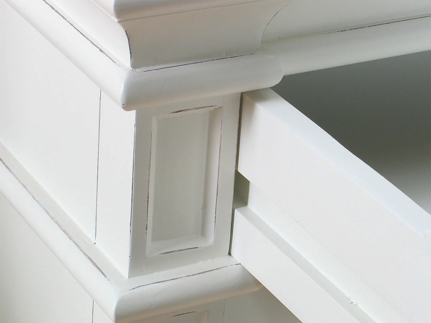 Mozart 3-deurs vitrinekast in antiek wit, antiek gepatineerd. Breedte 142 cm, hoogte 200 cm.