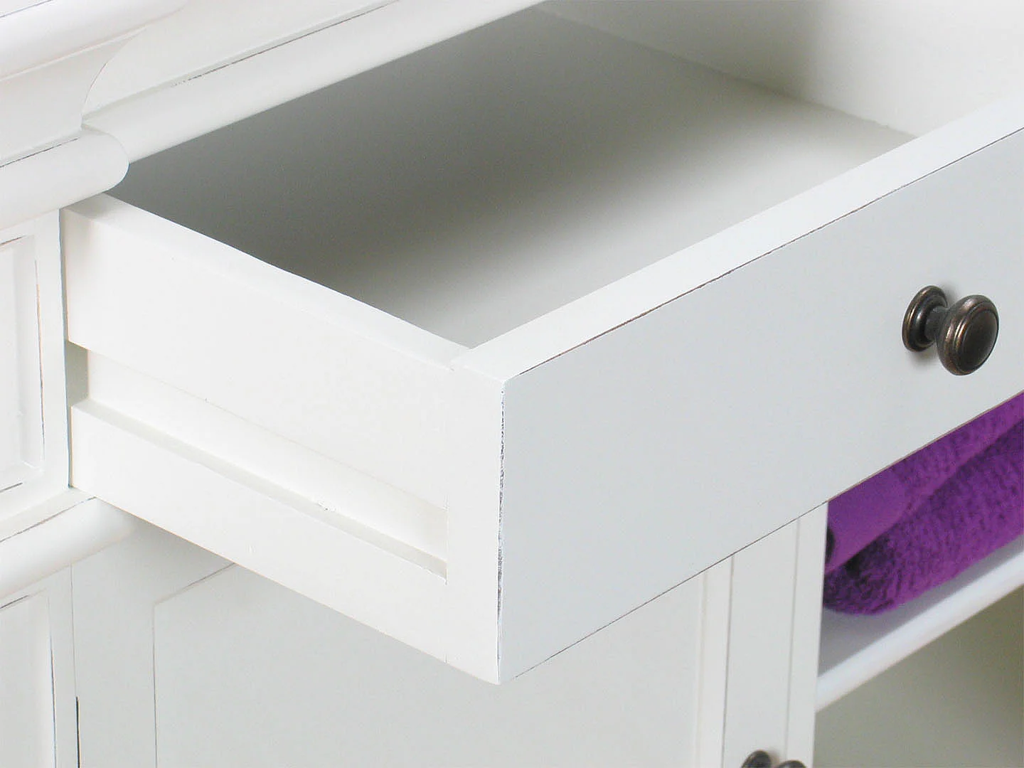 Mozart 3-deurs vitrinekast in antiek wit, antiek gepatineerd. Breedte 142 cm, hoogte 200 cm.