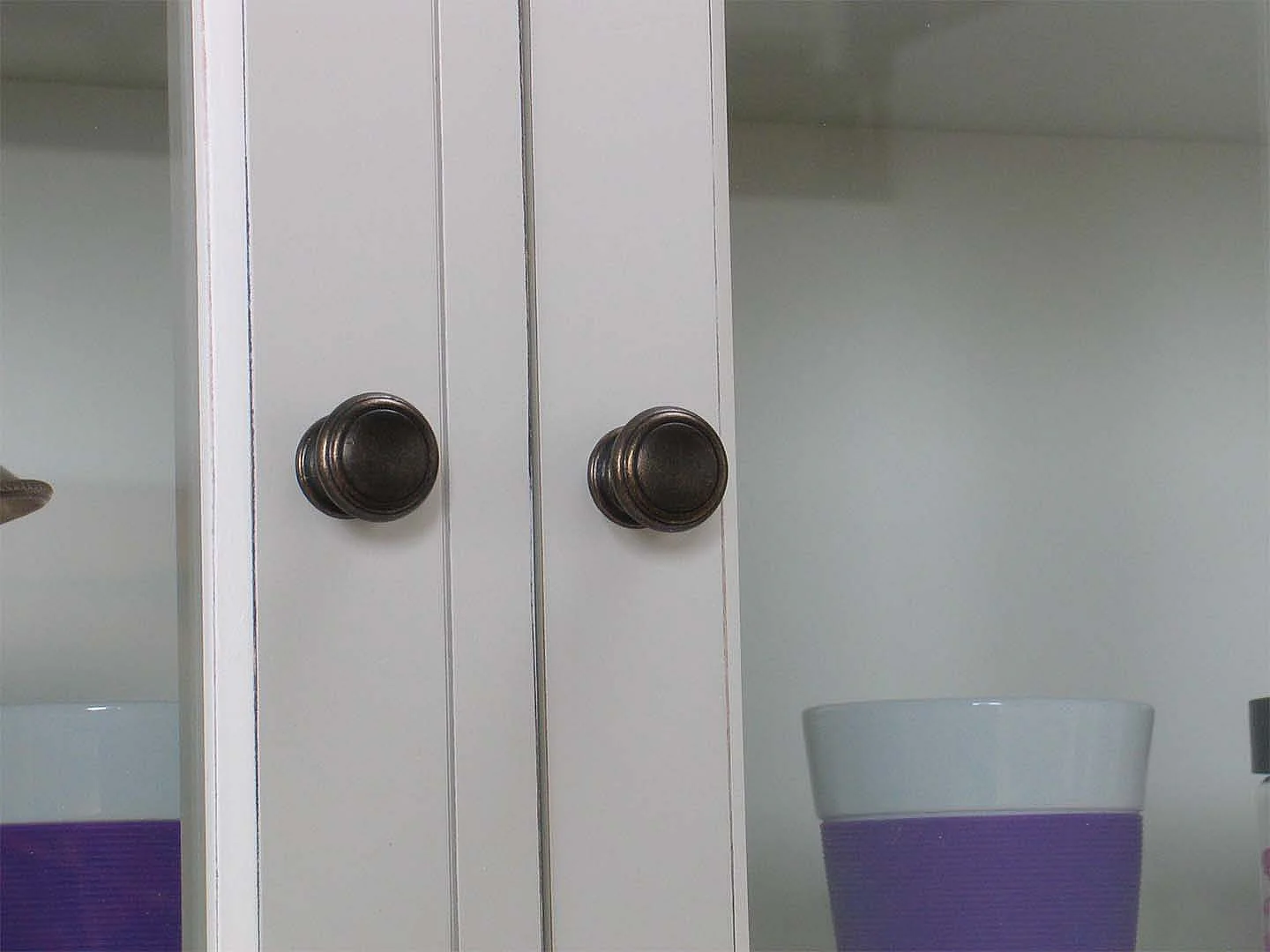 Amaretta Armoire Vitrine 3 portes, vieux blanc, vintage patiné, largeur 142 cm, hauteur 200 cm.