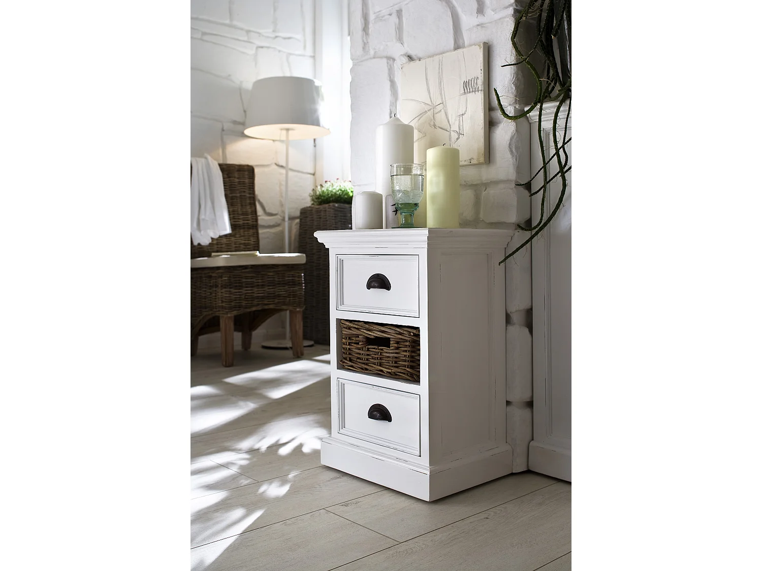 Halifax nachtkastje met 2 lades en 1 rotan mand, in wit.