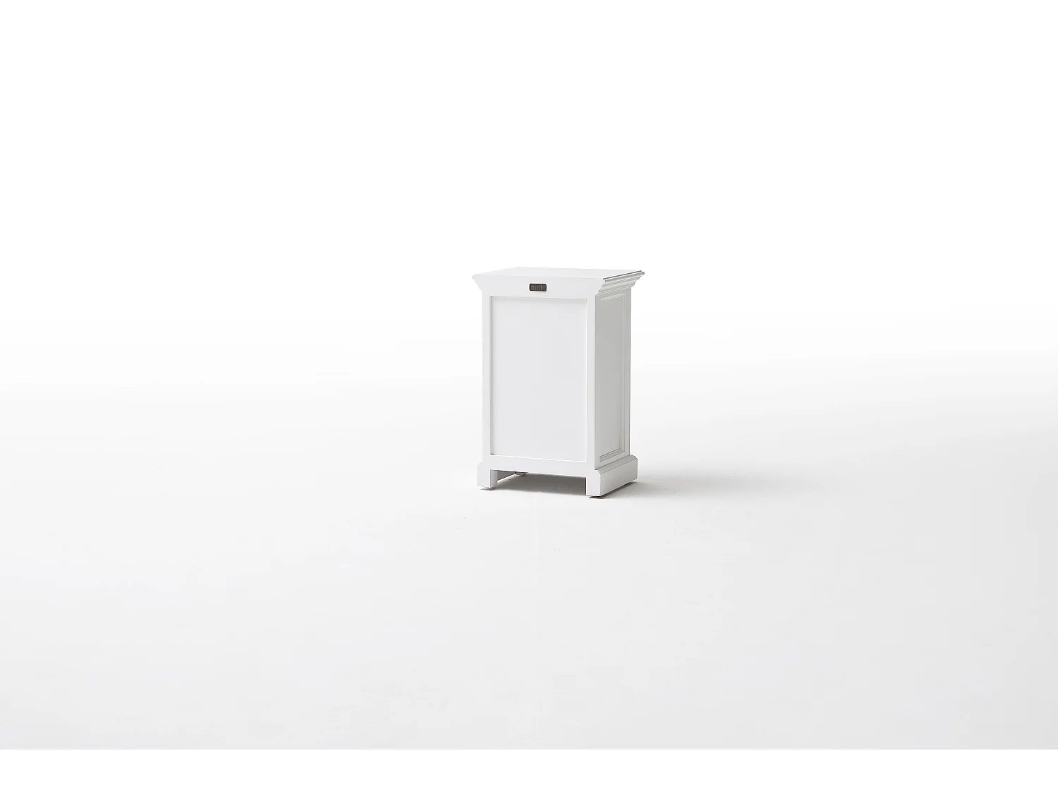 Halifax nachtkastje met 2 lades en 1 rotan mand, in wit.