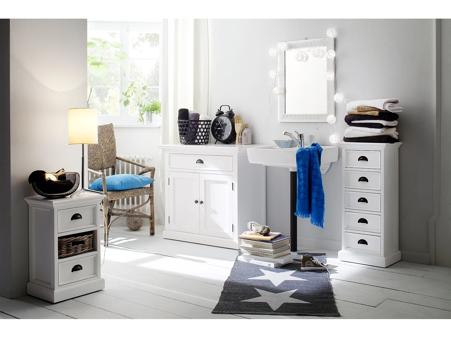 Halifax nachtkastje met 2 lades en 1 rotan mand, in wit.