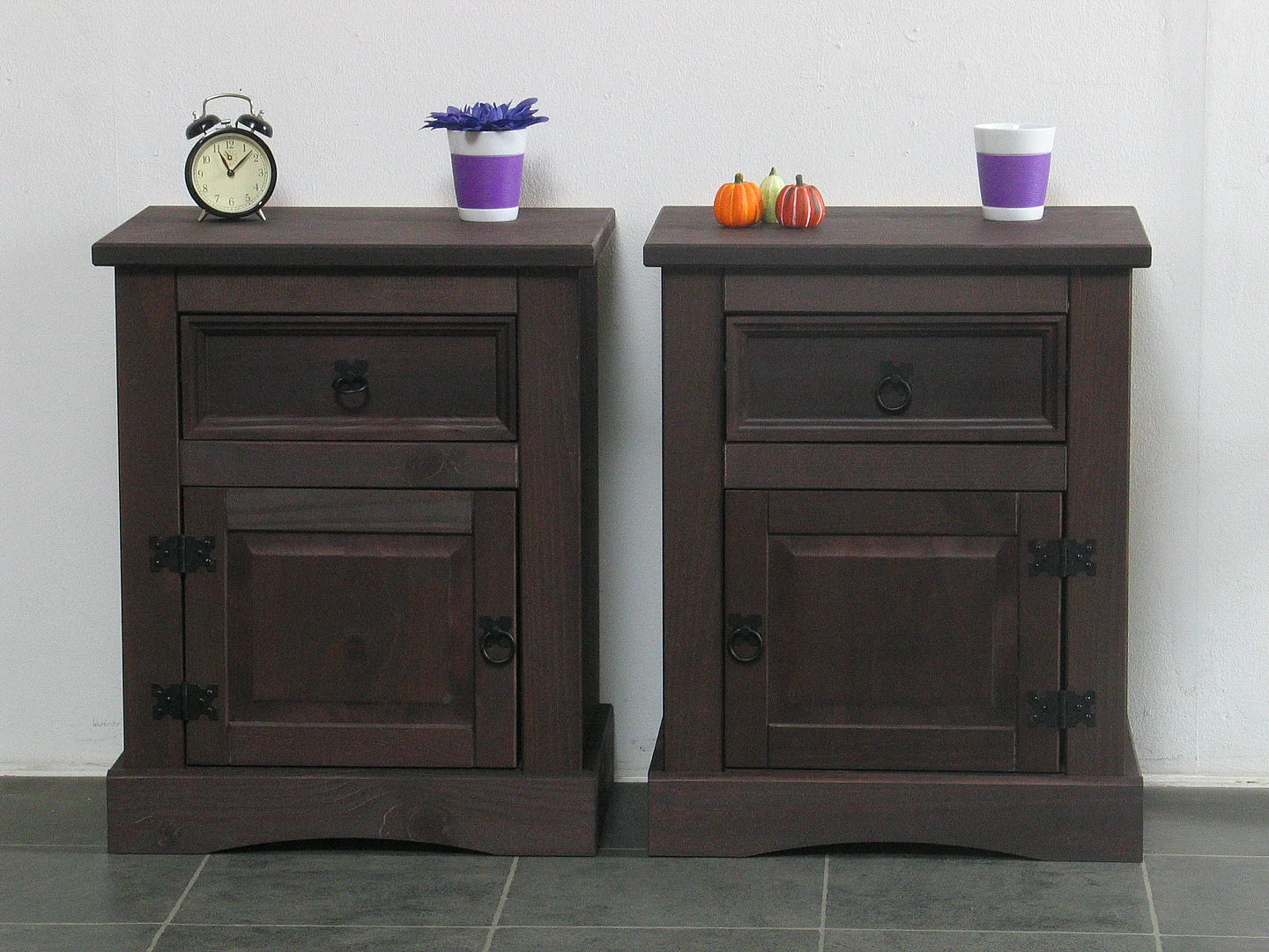 New Mexico Tables de nuit 2 pcs., largeur 53 cm, hauteur 66 cm, avec 1 tiroir et 1 porte, en bois colonial teinté/ciré.