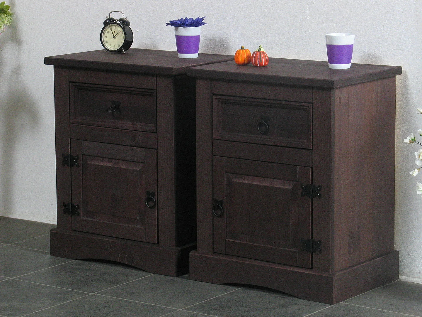 New Mexico Tables de nuit 2 pcs., largeur 53 cm, hauteur 66 cm, avec 1 tiroir et 1 porte, en bois colonial teinté/ciré.