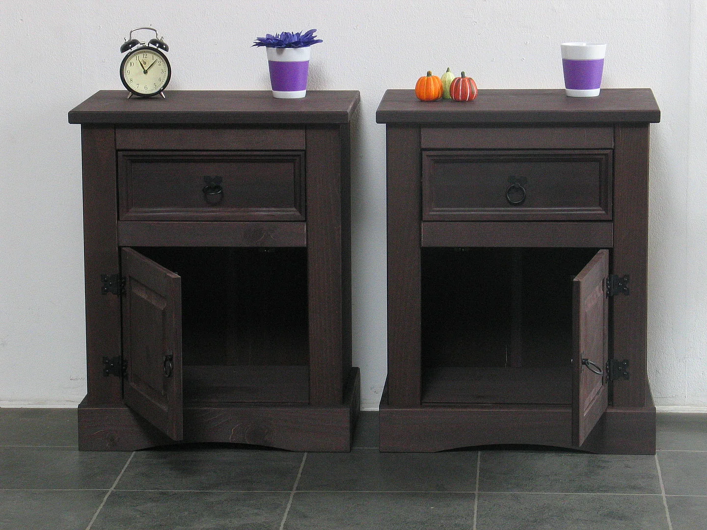 New Mexico Tables de nuit 2 pcs., largeur 53 cm, hauteur 66 cm, avec 1 tiroir et 1 porte, en bois colonial teinté/ciré.